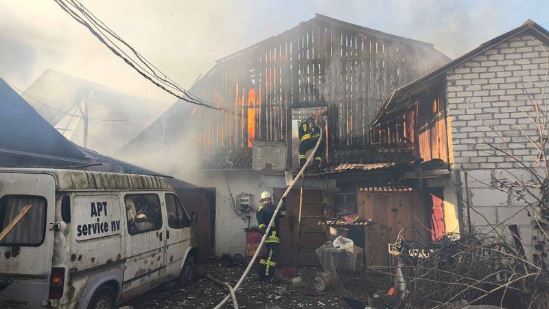 На Волині горить господарська будівля