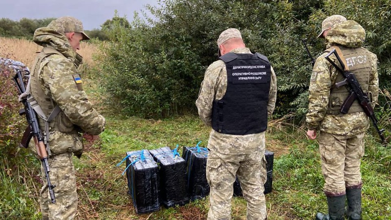 На Волині у кущах знайшли контрабанду цигарок. ФОТО.ВІДЕО