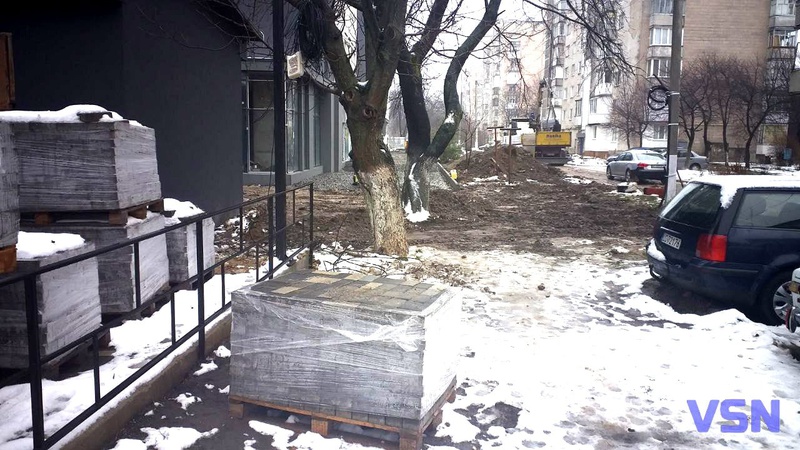 У Луцьку мешканці двох багатоповерхівок скаржаться на недобросовісного сусіда-забудовника