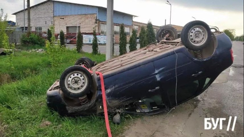 ДТП на Волині: автомобіль перевернувся на дах