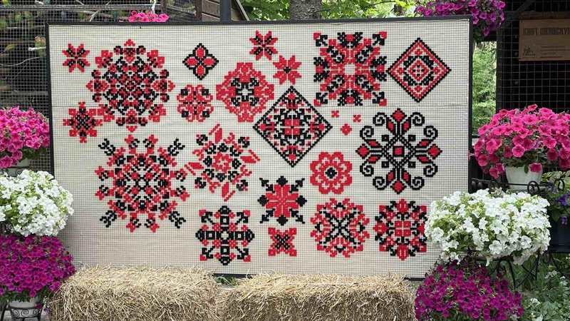 У зоопарку Луцька з’явилася вишита фотозона