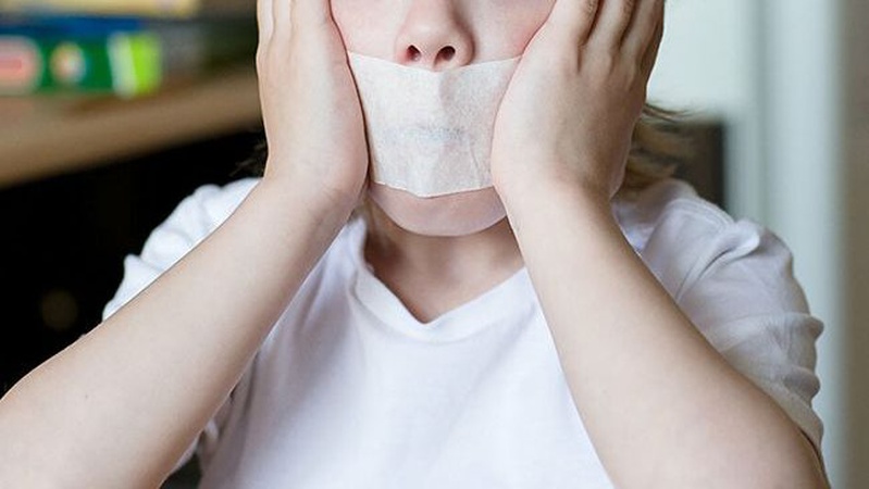 Яка доля виховательки луцького дитсадка, яка нібито заклеювала дітям рот скотчем