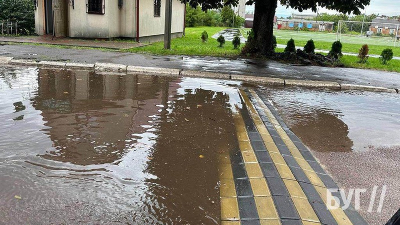 У селищі на Волині «лежачий поліцейський» призвів до підтоплення вулиці