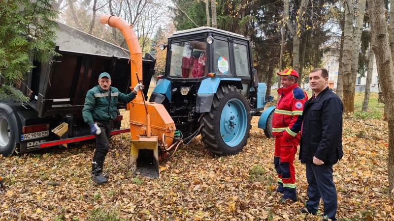 Біля Луцької районної лікарні завершують відновлювати парк