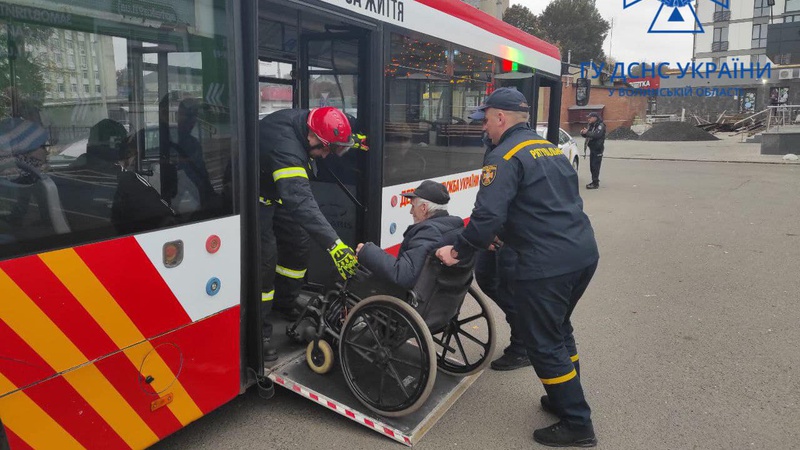У Луцьку зустріли громадян, евакуйованих з геріатричного пансіонату на Харківщині