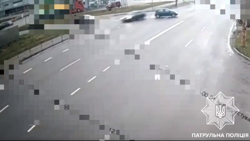 У Луцьку водій BMW на швидкості протаранив паркан. ВІДЕО