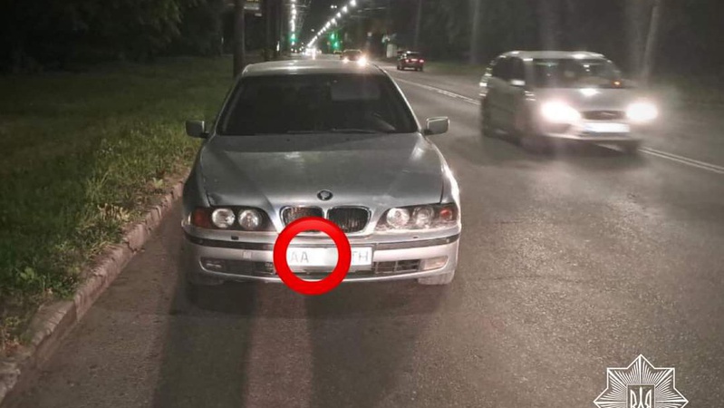 У Луцьку водій закрив номерний знак світловідбиваючою плівкою