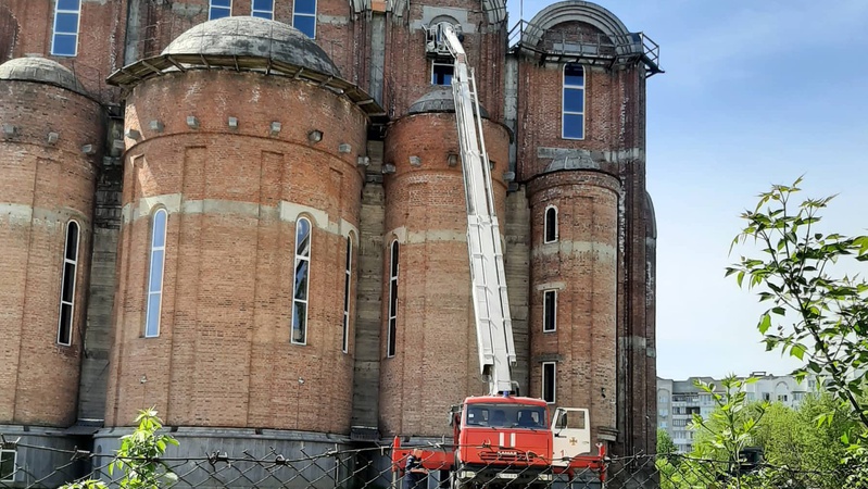 У Луцьку за допомогою вишки ДСНС шклять храм УПЦ МП