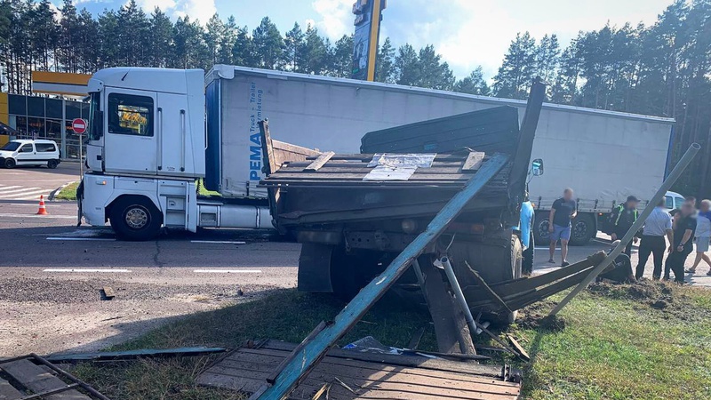 На трасі Київ-Ковель зіткнулися дві вантажівки