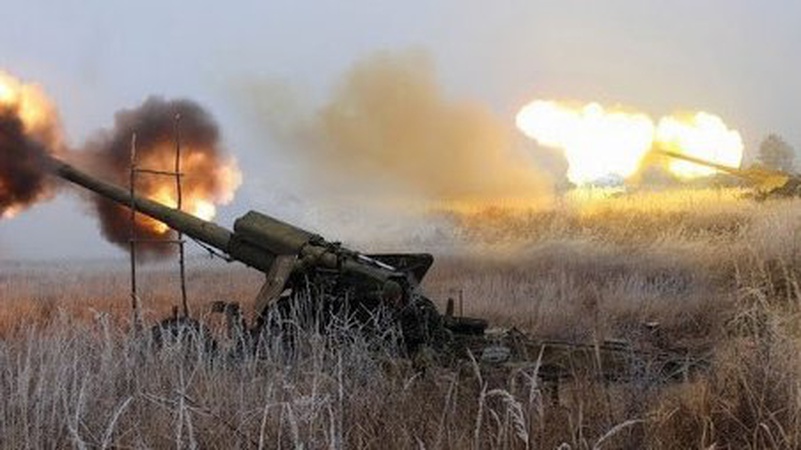 Ворог веде шквальний вогонь з артилерії по позиціях наших військ на сході України, – Генштаб ЗСУ