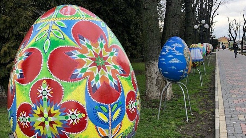 У Володимирі встановили алею з писанок