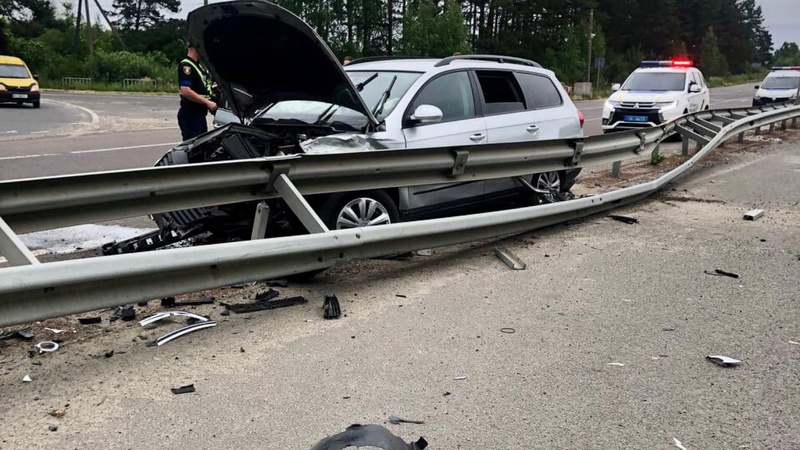 На Волині п’яний водій зніс відбійник