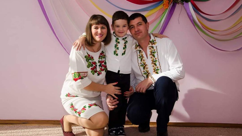 Сорочки, плаття, картини та ікони: лікар-ветеринар з Волині вишив понад 100 робіт