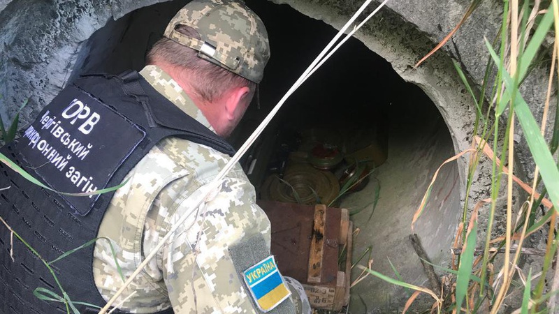 Біля кордону з білоруссю знайшли схрон ворожої зброї