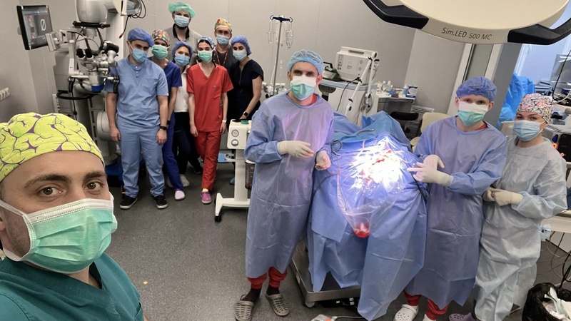 Була у свідомості: 16-річній волинянці провели складну операцію на головному мозку. ФОТО