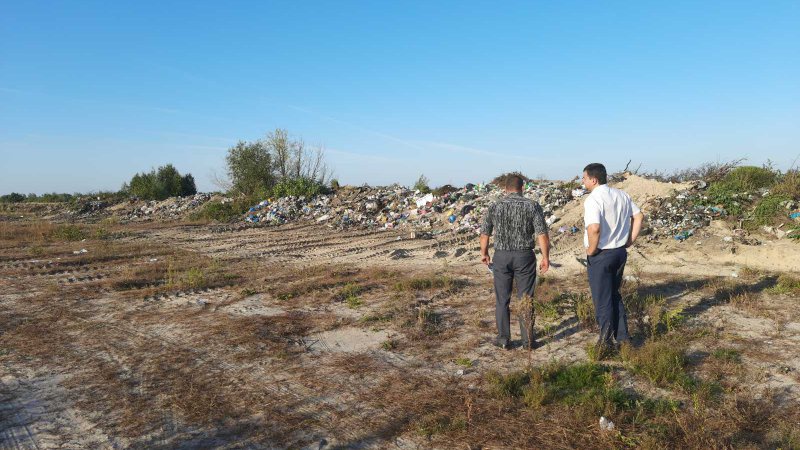 У селі на Волині місцеві мешканці збирають пластик і скло, які потім сортують