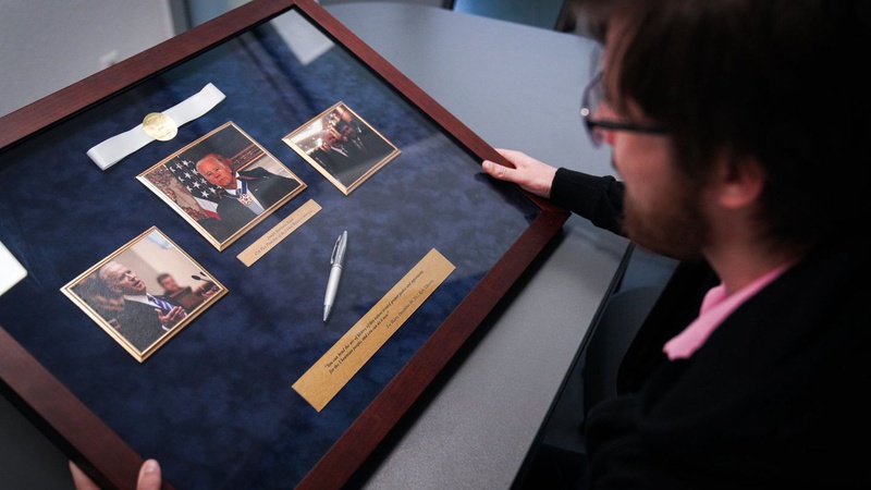 Чоловік придбав іменну ручку Байдена за 600 тисяч гривень для допомоги ЗСУ