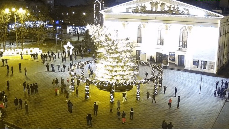 У Маріуполі від вітру впала головна ялинка міста. ВІДЕО