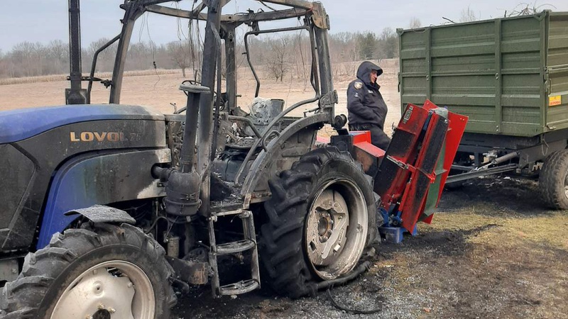 На Волині конфлікт з місцевим депутатом обернувся підпалом комунального трактора. ФОТО
