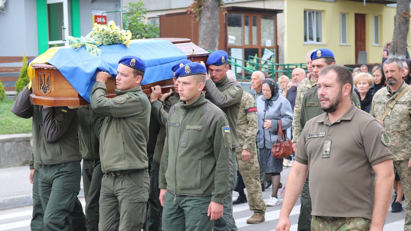 Повернувся з-за кордону, аби захищати Україну: Горохівщина попрощалася із загиблим Героєм