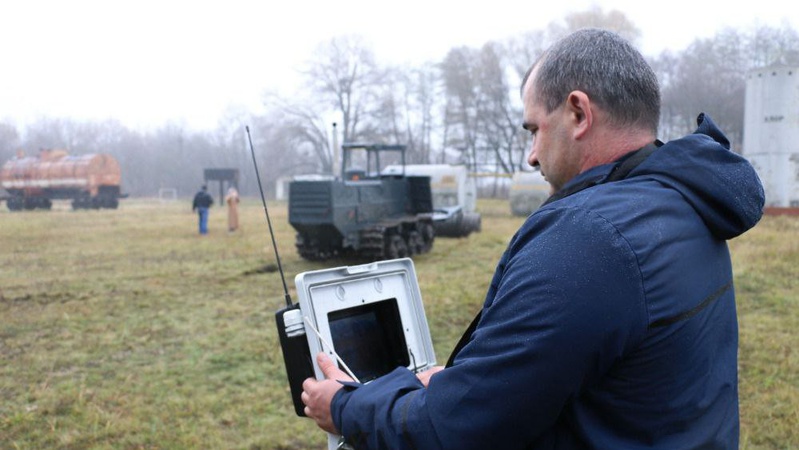 Правоохоронці показали першу в Україні вітчизняну машину для розмінування