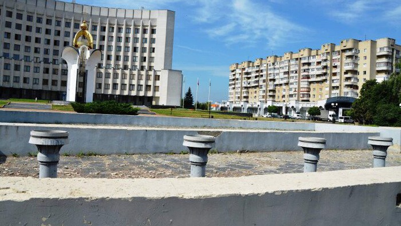 Фонтан біля ОДА: у Луцьку планують відновити роботу конструкції