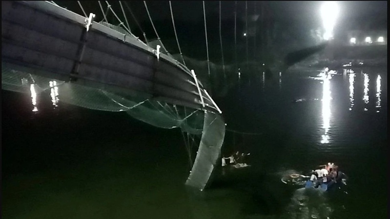 В Індії обвалився в річку пішохідний міст: загинула щонайменше 81 людина. ВІДЕО