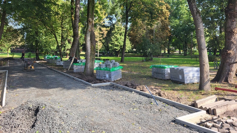 У місті на Волині облаштовують доріжки у сквері Слави