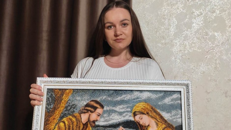 Волинянка вишиває бісером ікони та рушники, які замовляють з усієї країни