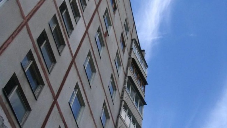 У Рівному з вікна багатоповерхівки випав 16-річний волинянин