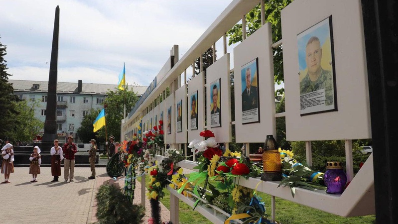 У місті на Волині вкрали квіти, які поклали біля пам’ятної дошки полеглому воїну