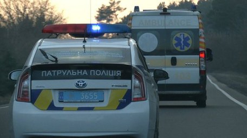 Волинські патрульні допомогли медикам врятувати чоловіка