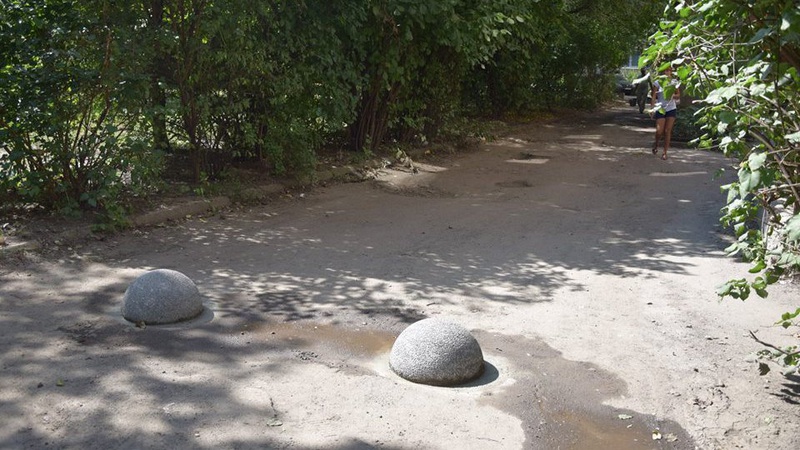 У дворах Луцька хочуть демонтувати обмежувачі руху