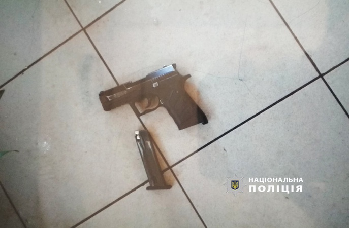 У центрі Луцька розгулював чоловік із пістолетом