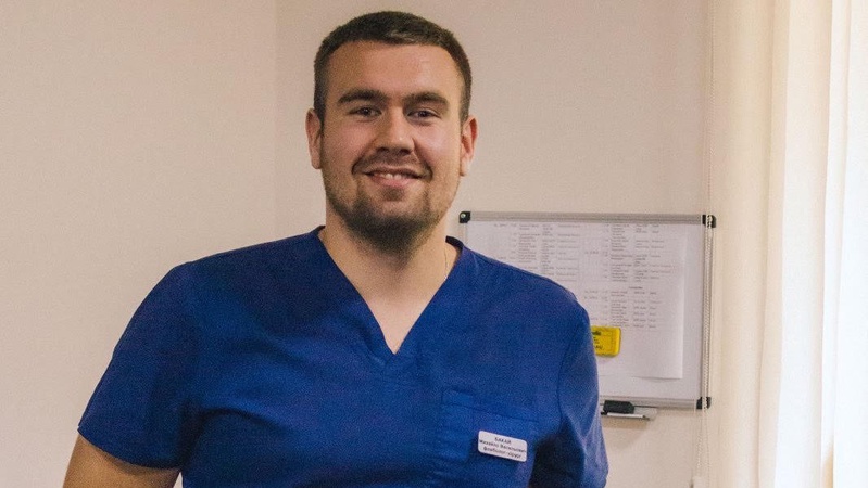 Військовий хірург з Волині оперує по 8-10 поранених бійців за добу