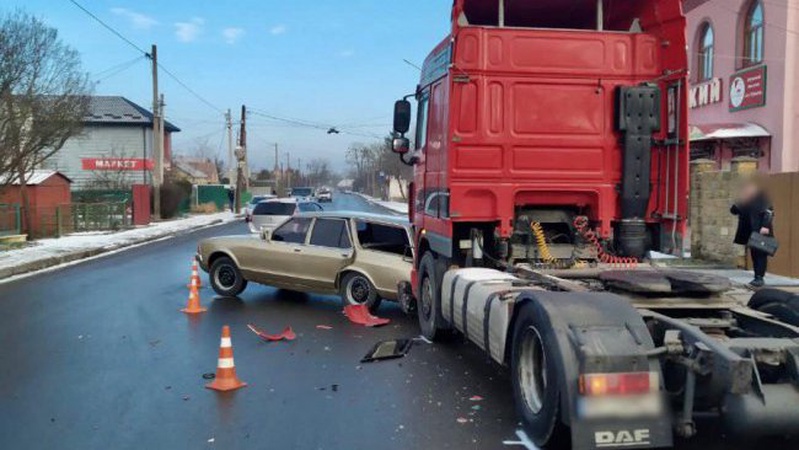 У Луцьку вантажівка наїхала на припаркований Ford: розповіли деталі аварії