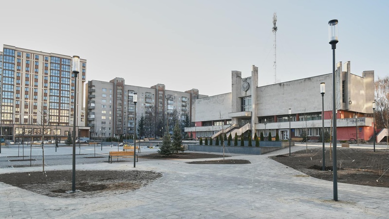 Показали оновлену площу біля РАЦСу в Луцьку. ФОТО