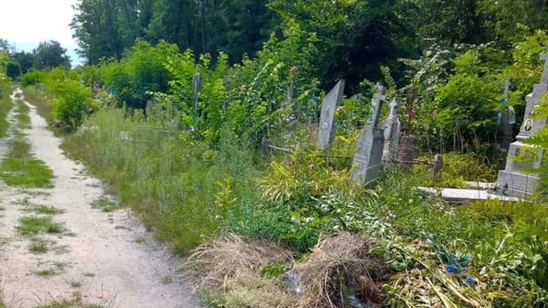 Лучани скаржаться на захаращеність цвинтарів: чи вирішать проблему