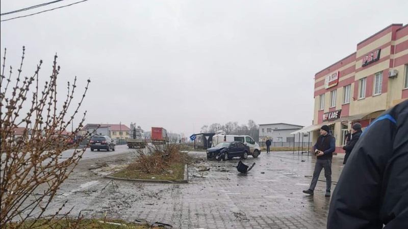 Оприлюднили відео аварії під Луцьком, де водій влетів у припарковані автомобілі на автомийці