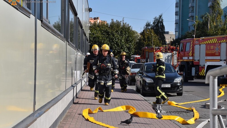 Опрацьовували надзвичайну ситуацію: у Луцьку на території «Там Таму» масово евакуйовували людей. ФОТО. ВІДЕО