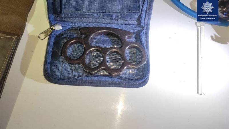 Пасажири під кайфом та з холодною зброєю – автівку зупинили у Луцьку