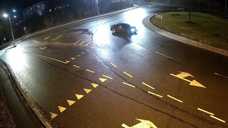 Уночі в Луцьку на кільці дрифтував лихач на БМВ. ВІДЕО