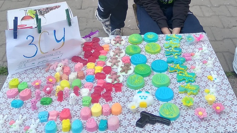 Два братики з Волині продають мило та допомагають бійцям 14 ОМБр