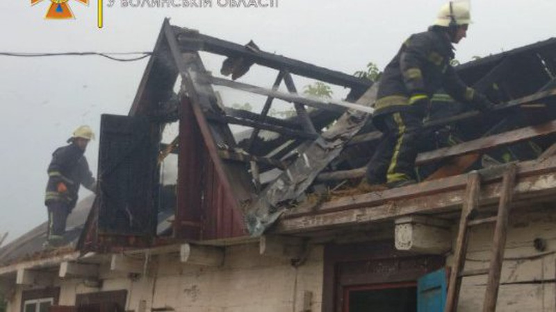 На Волині блискавка підпалила два будинки