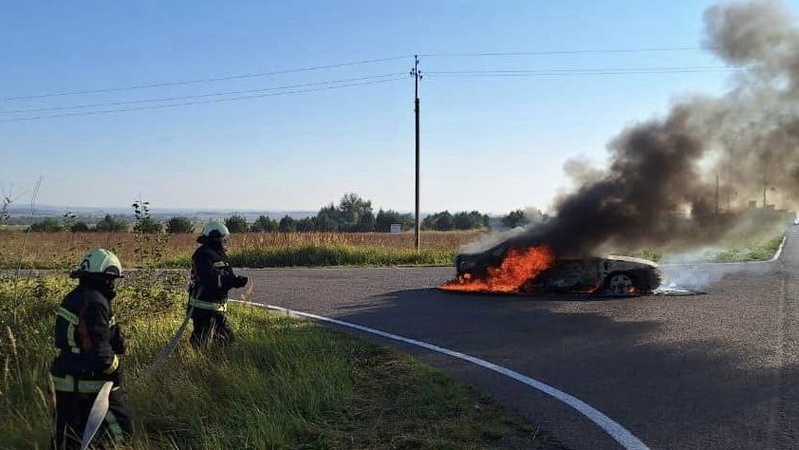 На Волині серед дороги загорівся легковий автомобіль