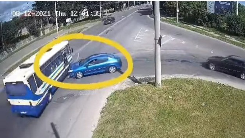 У Луцьку зіткнулися автобус і легковик