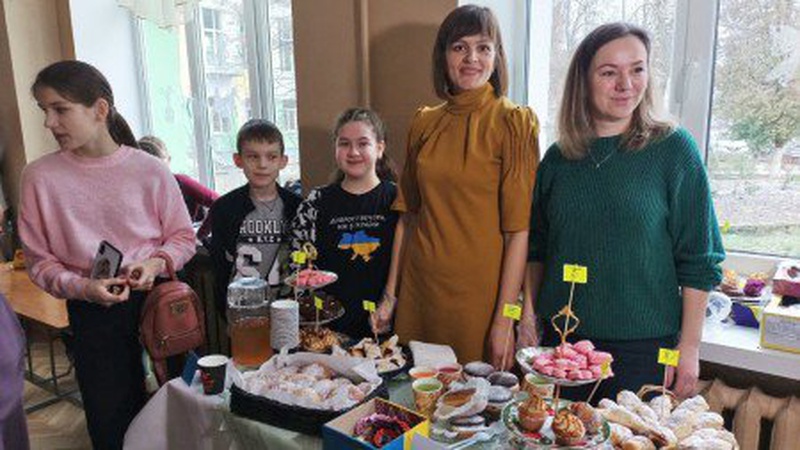 У луцькому ліцеї влаштували ярмарок, щоб зібрати гроші на рації для військових