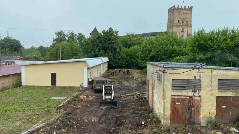 У Луцьку прибрали будівельне сміття неподалік замку (ФОТО)