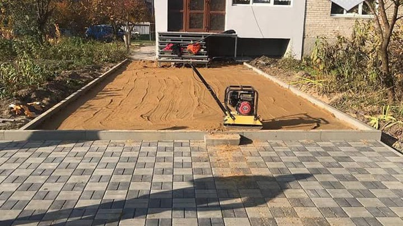 Муніципали оштрафували лучанина за добровільний ремонт асфальту