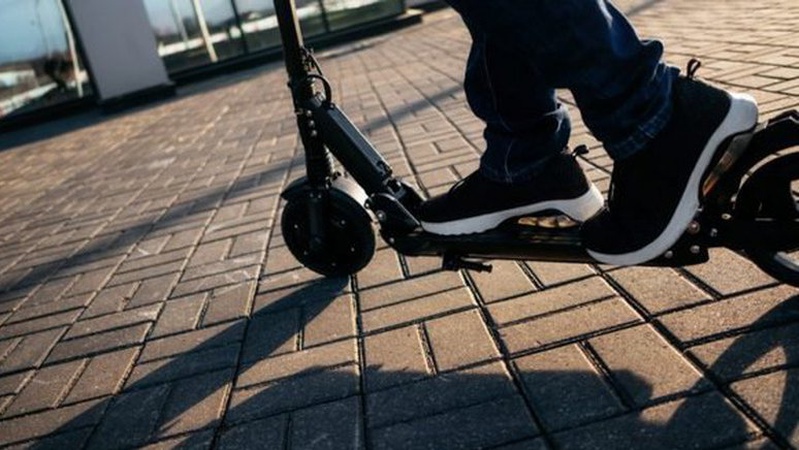 Лучанин просить заборонити їздити на самокатах проїжджою частиною